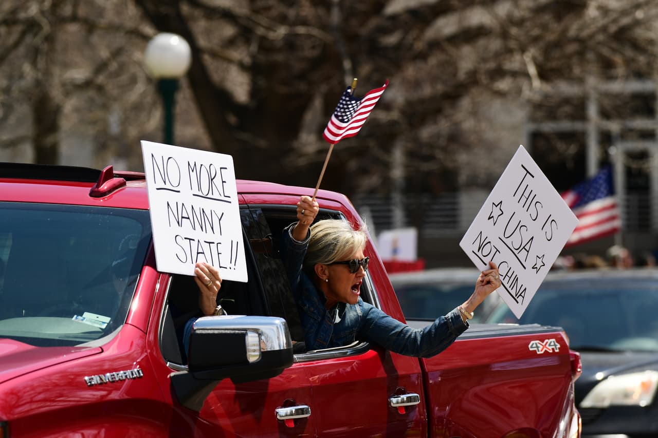 <b>“Esto es Estados Unidos, no China”</b>, una de las pancartas en Denver. El 20 de abril el país ya superaba la cifra de 40,600 fallecidos y más de 759,000 contagiados.