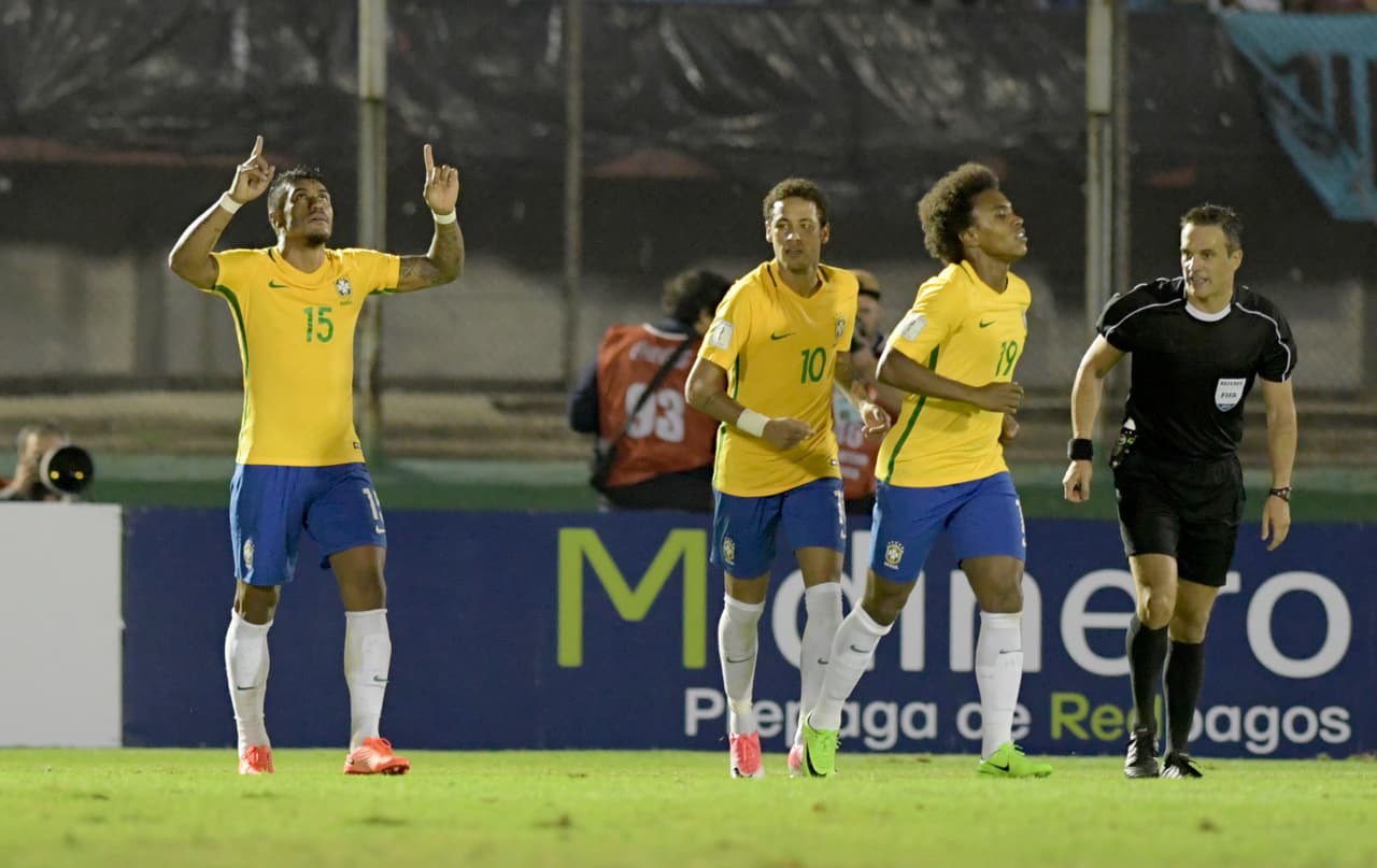 En la Conmebol, Brasil ganó la eliminatoria. Uruguay fue segundo, Argentina tercero y Colombia cuarto. Perú eliminó en el repechaje a Nueva Zelanda y consiguió su tiquete a Rusia 2018.