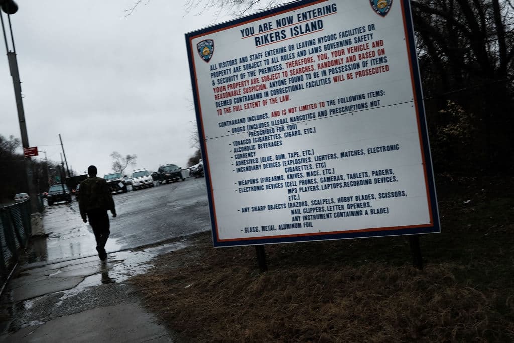 Este conjunto de medidas fue duramente criticado por organizaciones activistas, las cuales argumentaron que se trataba de "un indignante aumento de armas en un sistema en el cual la violencia del personal no está bajo control”. (Spencer Platt/Getty Images)