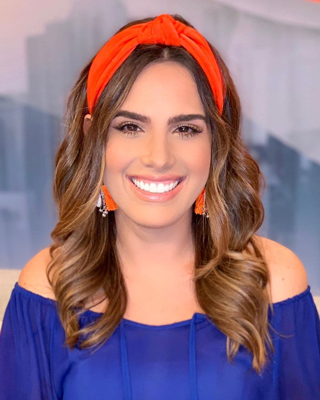 Quién mejor que Andrea Chediak para ejemplificar cómo llevar las tendencias de la pasarela al ‘street style’. Al atuendo que uso para conducir su sección en Despierta América le agregó una diadema ochentera que complementa su alegre actitud. Se dice que la duquesa Kate Middleton es una de las responsables en poner nuevamente de moda este accesorio.