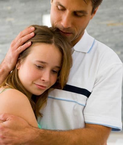 Los padres bien intencionados pueden empeorar las cosas, dicen los psicólogos, al permitir que un niño ansioso falte a la escuela, o asistir con ellos al instituto como voluntario en el aula. Estas situaciones envían el mensaje de que la escuela es muy fuerte para que el niño lo pueda manejar solo y que el miedo es justificado.