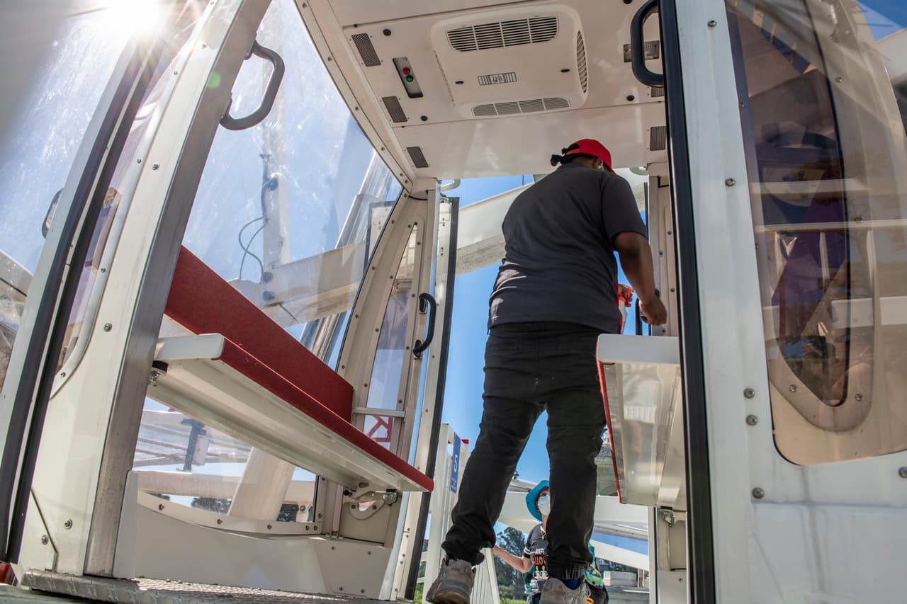 Debido a la pandemia de
<a href="https://www.univision.com/temas/coronavirus">coronavirus</a>, todas las cabinas
<a href="https://static1.squarespace.com/static/5a66d4b4cd39c33204dbc687/t/5f8a1d280783507393b36f79/1602886953416/SkyStar_Infographic+%281%29.pdf" target="_blank">son sanitizadas entre cada viaje</a> y cuentan con sistemas que permiten la circulación del aire. Todas las góndolas son privadas y no se tienen que compartir con personas que no viajen en tu grupo. Además, las puertas son automáticas para evitar el contacto con las superficies.