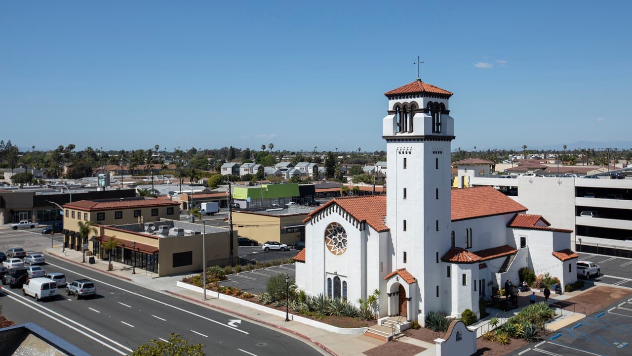 <b>Costa Mesa</b>
<br>Ubicada en el condado de Orange, al sur de California, cerca de Newport Beach. Es conocida por el centro comercial South Coast Plaza, uno de los más grandes y lujosos de EE. UU., y por su vibrante escena artística y cultural.
<br>
<br>Costo promedio de vivienda: En febrero de 2025,
<b> el precio medio de venta de una casa fue de $1,580,000.</b> Salario promedio: En 2023, el ingreso medio de los hogares fue de $110,073 anuales.