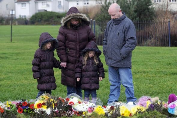 Según la prensa, la mujer es Rosdeep Kular, su madre, quien había denunciado la desaparición del niño en su propia casa, el miércoles de noche luego de que lo acostara para dormir.