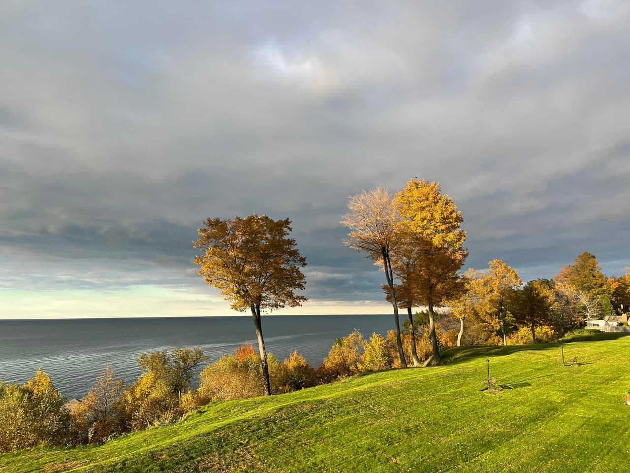 <a href="https://www.dcnr.pa.gov/StateParks/FindAPark/PresqueIsleStatePark/Pages/default.aspx"><b>Presque Isle State Park</b></a>. La orilla del lago Erie en el parque estatal Presque Isle muestra muchos colores otoñales impresionantes. Hogar de más de 4 millones de visitantes cada año, Presque Isle ofrece el tranquilo sendero recreativo nacional de usos múltiples Karl Boyes de 14 millas para caminantes y ciclistas interesados en hacer turismo por las hojas a lo largo de la bahía. También hay otras 14 rutas de senderismo en todo el parque para aquellos que desean una vista más cercana de los colores del otoño.
<br>
<br>
<a href="https://goo.gl/maps/kFcDJDAJpJVHehh47"><b>Cómo llegar</b></a>