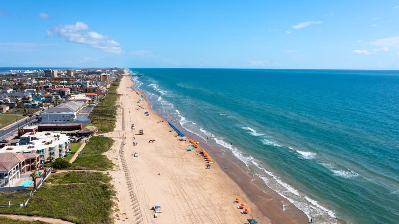 <h3 class="cms-H3-H3">¿Por qué fue elegida la mejor? </h3>
<br>El ranking destacó sus amplias playas, su vida silvestre protegida, las actividades familiares y su oferta gastronómica como puntos clave. También fue reconocida en los
<i>Texas Travel Awards</i> con menciones como “Mejores vistas de playa” y “Mejor festival gastronómico” por su evento
<i> Tacos y Tequila</i>. Aquí puedes
<b>surfear, andar a caballo junto al mar, tomar un tour pirata con show incluido, liberar tortugas o simplemente descansar bajo una palapa con una michelada o piña colada en la mano.</b>