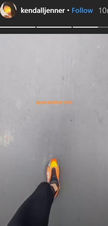 La tarde de este 19 de marzo la famosa modelo compartió un clip en sus historias, donde muestra que a pesar de estar aislada se mantiene en forma. En el breve video se aprecian sus pies con zapatos deportivos.