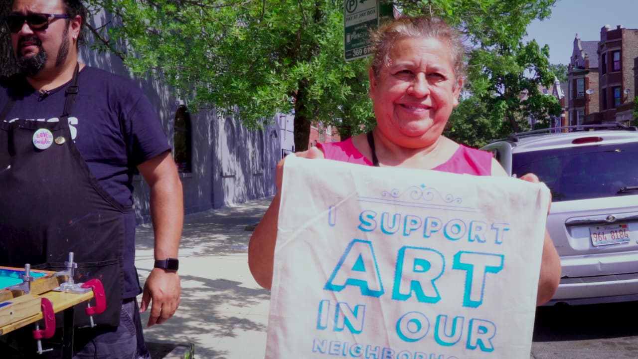 William Estrada y su carrito móvil de arte.