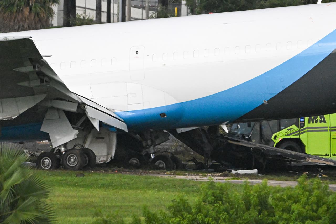Varias horas después del choque, los bomberos aún lidiaban con una fuga de combustible en el avión, dijo Jadallah.