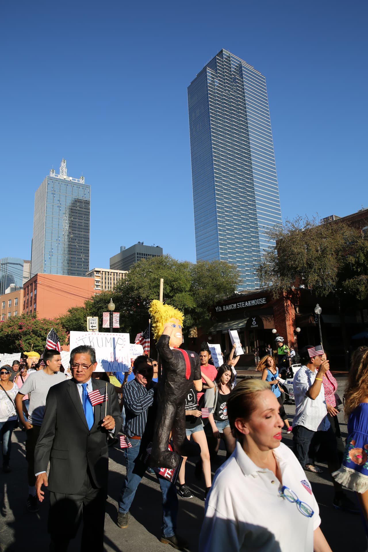 Hispanos, americanos y afroamericanos unidos contra Trump