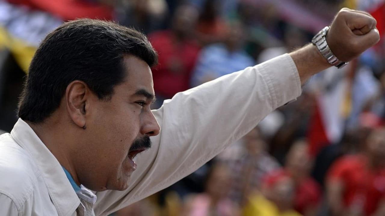 Maduro sube el salario mínimo en plena crisis política, mientras la oposición  marcha