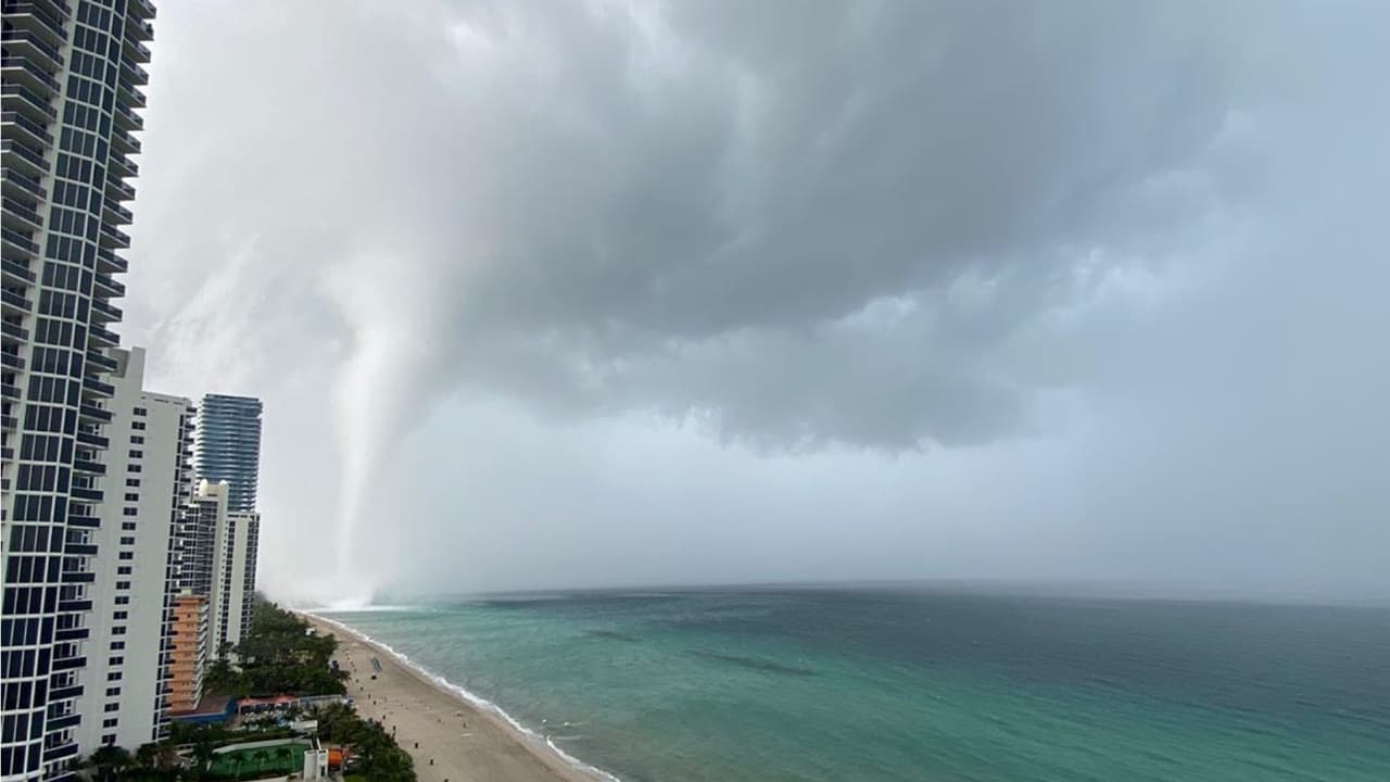 La enorme tromba marina que sorprendió a los residentes en una playa de Sunny Isles
