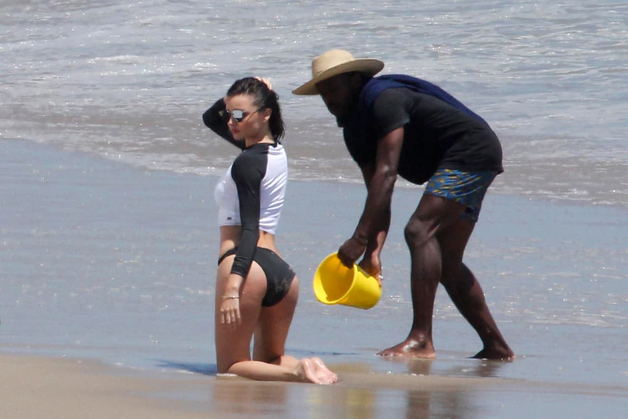 Después posó en la arena, con una camiseta de manga larga.
