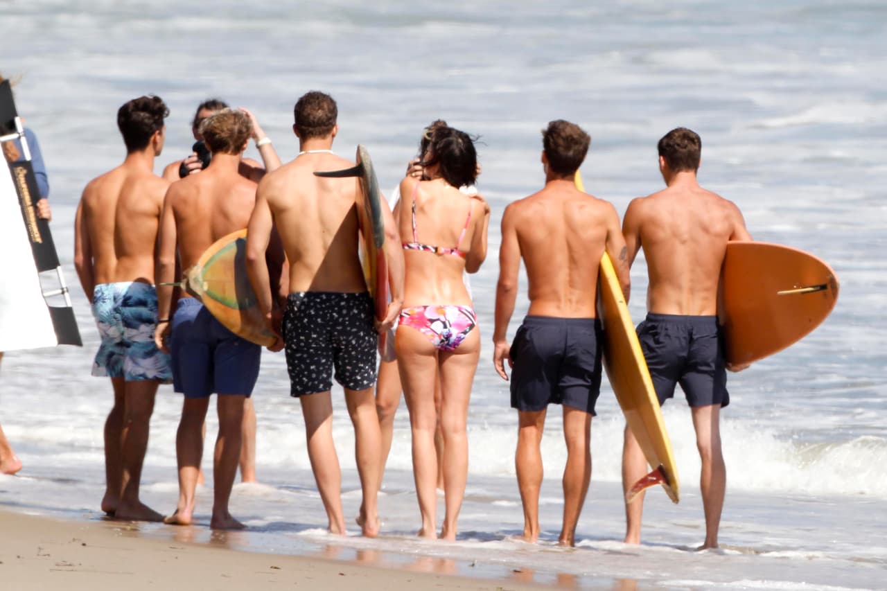 ¡Entre varios encantadores muchachos!