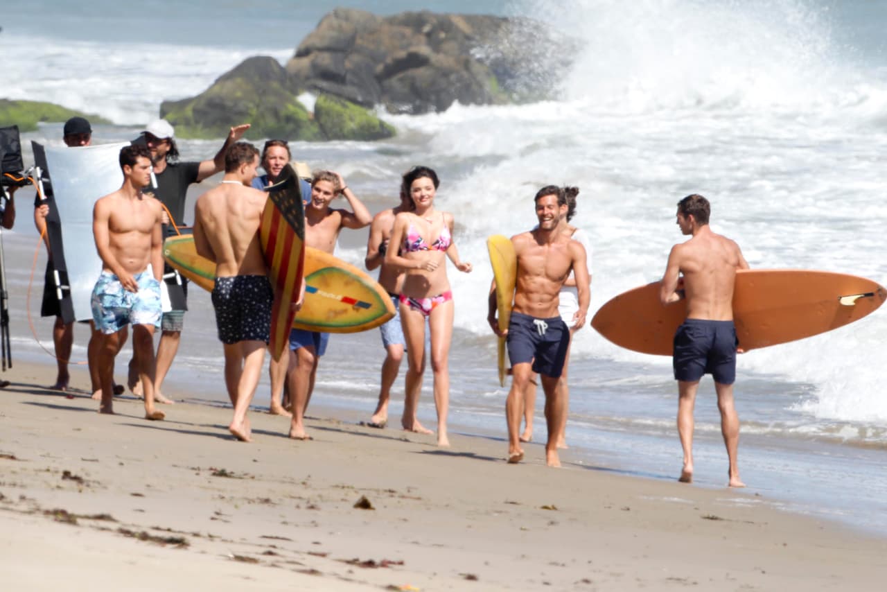 Rodeada de chicos con tablas de surf para otra parte de la sesión.