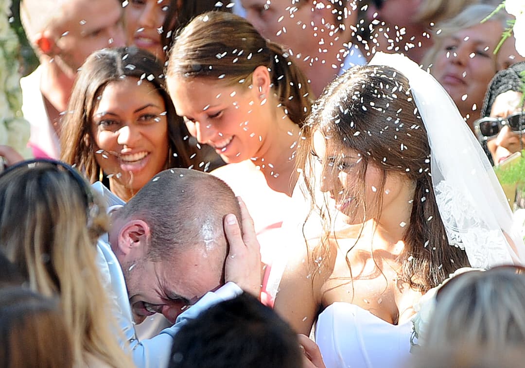 Se cree que arrojar arroz ayuda a la fertilidad de los recién casados.