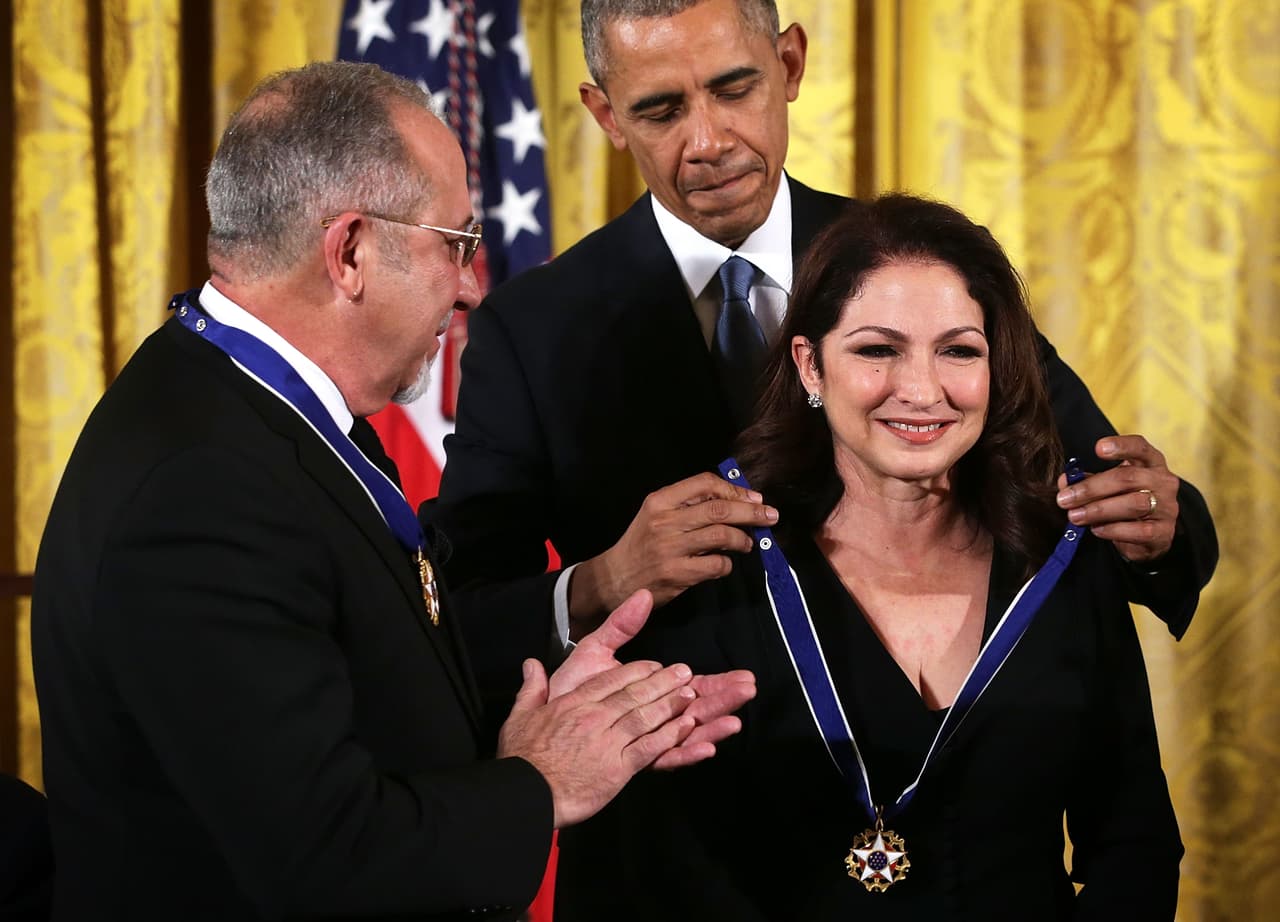 El presidente Barack Obama impone la Medalla de la Libertad a Emilio y Gloria Estefan durante un acto en la Casa Blanca en noviembre.