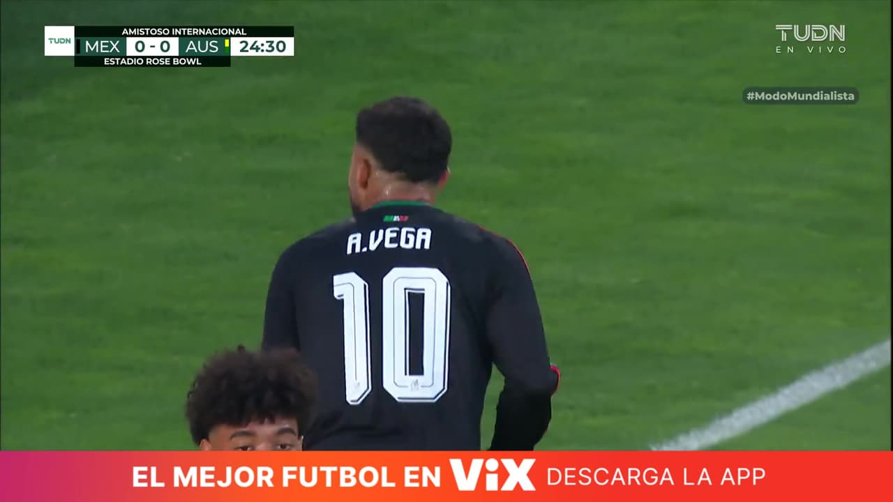 ¡Por poco le sale un golazo a lo Borgetti a Alexis Vega vs. Australia!