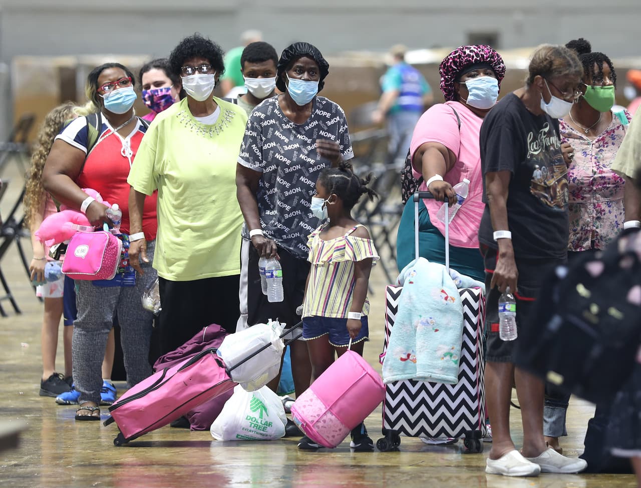 Residentes de Lake Charles, Louisiana hacen fila para abordar los autobuses que los alejarán de la costa. Más de 385,000 personas recibieron instrucciones de dejar esta ciudad costera, además de Beaumont y Port Arthur, y otras 200,000 recibieron la orden de abandonar las tierras bajas del suroeste de Louisiana. 
<a href="https://www.univision.com/noticias/fenomenos-naturales/en-vivo-laura-se-convierte-en-un-huracan-mientras-se-dirige-al-golfo-de-mexico"><u>Sigue aquí la trayectoria en vivo del huracán Laura sobre el Golfo de México</u></a>.
<br>