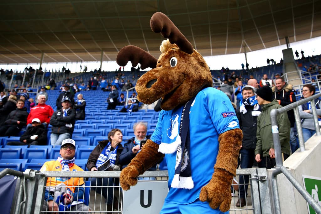 La mascota del Hoffenheim fue uno de los detalles de color llamativos en el estadio del equipo alemán, que volvió a tener la fiesta de la Champions League en su ciudad.
