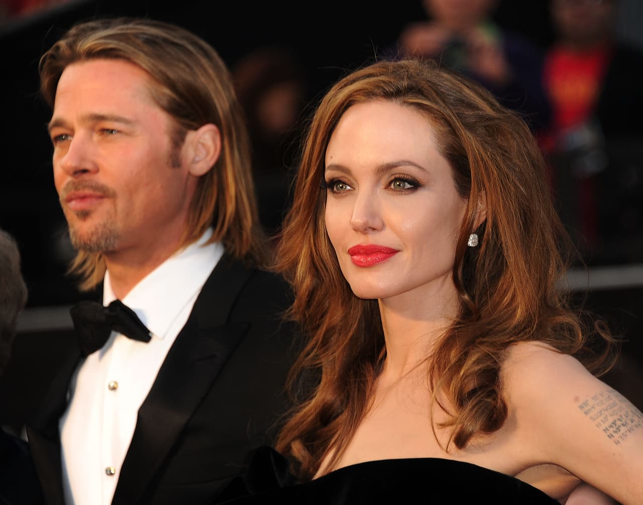 En 2011, algunos especularon que su último tatuaje en el brazo indicaba que ella y Brad podrían haber adoptado a otro niño, pero Angelina aclaro luego la confusión diciendo que la marca representaba las coordenadas del pueblo natal de su esposo.