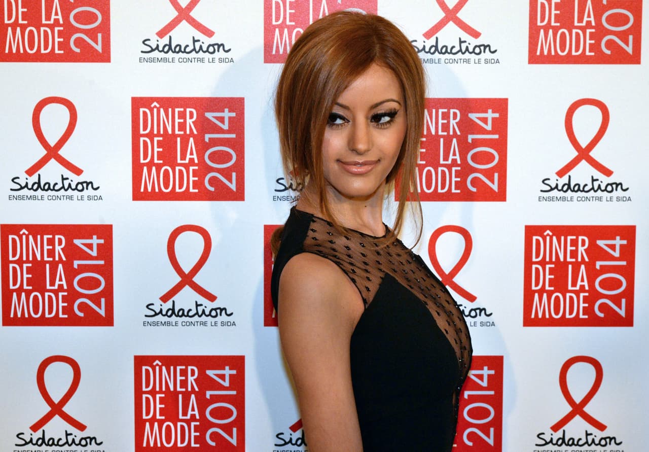 Zahia Dehar es una modelo que siendo menor de edad le cobró por servicios sexuales al delantero francés Karim Benzema y a su compañero Frank Ribery. El proceso judicialen 2010 quedó atrás y tras este escándalo mediático la gran ganadora fue la francesa, que potenció su carrera en el modelaje internacional.