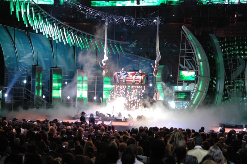 Wisin y Yandel también tuvieron un espectacular debut en Premio Lo Nuestro 2006, cuando bajaron sobre un sillón.