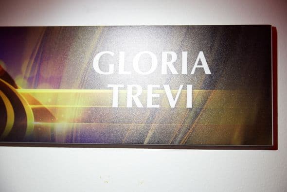 Así luce la puerta del camerino de Gloria Trevi.