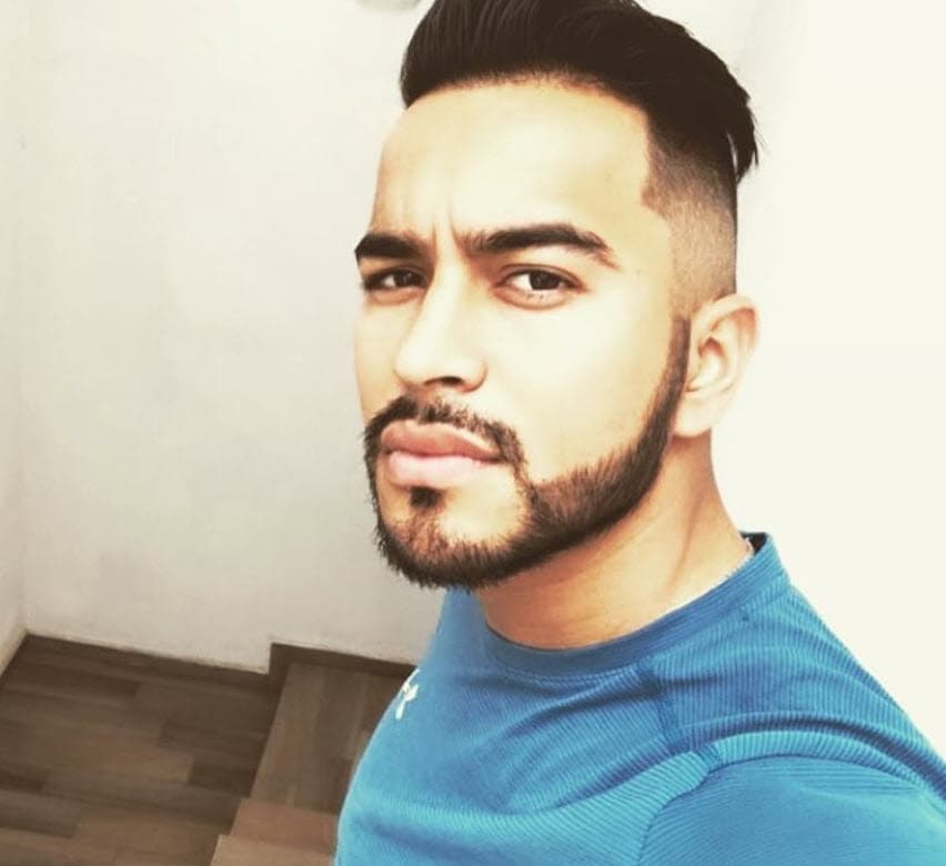 Tiene 27 años y una prolífica carrera musical dentro del regional mexicano. 
<br>