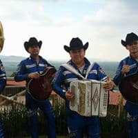 Florentino Loera Corral mejor conocido como 'Johnny, el Gavilán de Acero' fue quien le dio vida al reconocido grupo del género serreño en el año 2000. Él falleció en un accidente de carretera en 2015, pero la banda siguió su camino en la música.