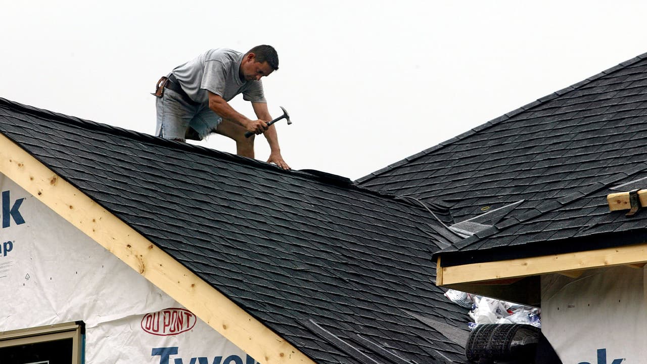 Trabajador de 35 años muere al caer del techo de una casa en Apex