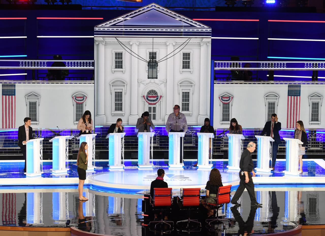Preparativos finales en el escenario del teatro Adrienne Arsht de Miami en el que se presentarán los 10 candidatos seleccionados para el primer debate demócrata.