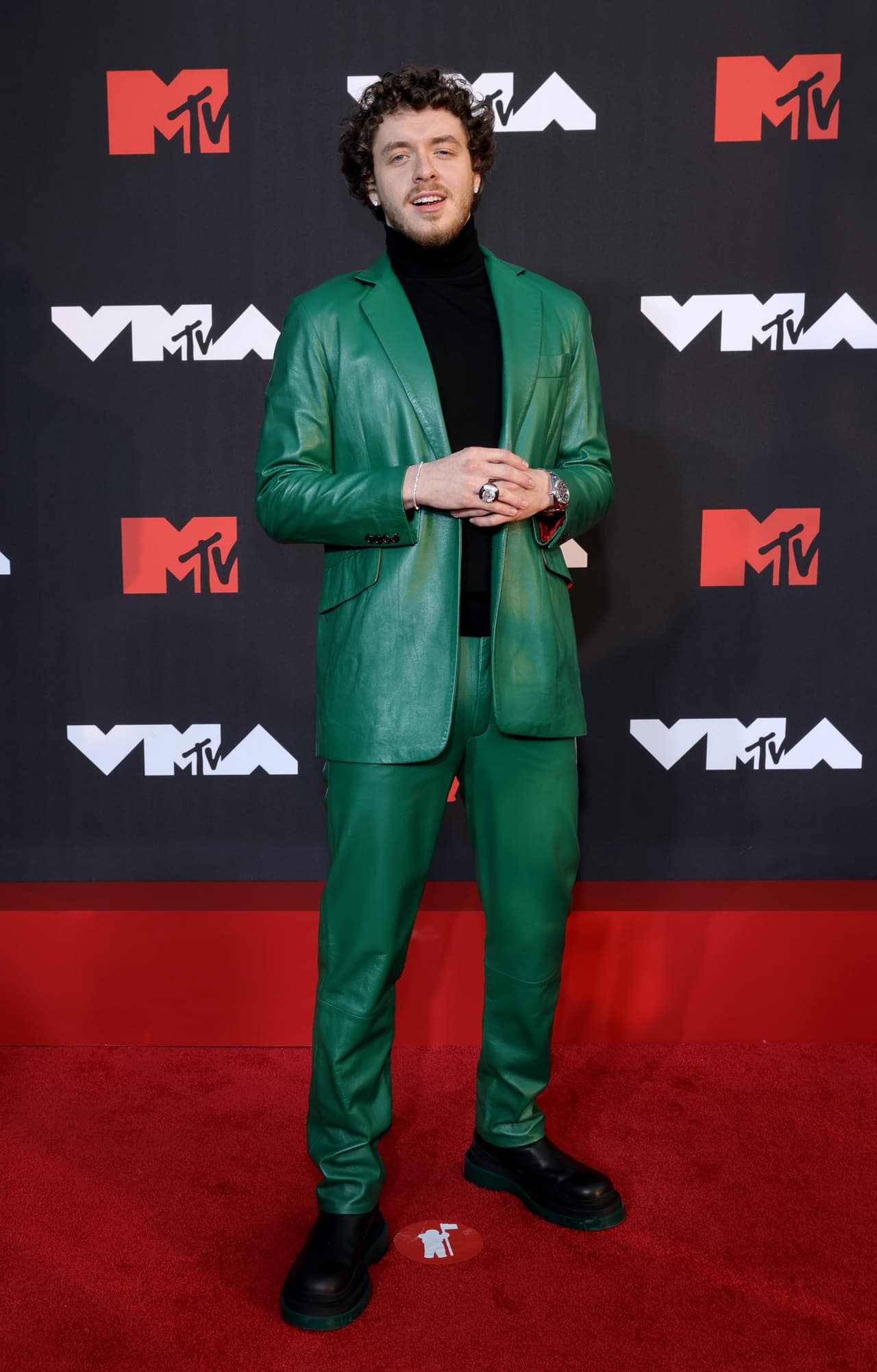 El rapero Jack Harlow lució este traje en aparente y radiante cuero verde.