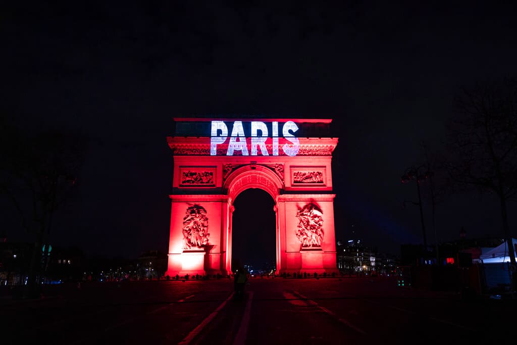 Un espectáculo de luz y sonido se proyecta en el Arco del Triunfo mientras Paris celebra el Año Nuevo en los Campos Elíseos.