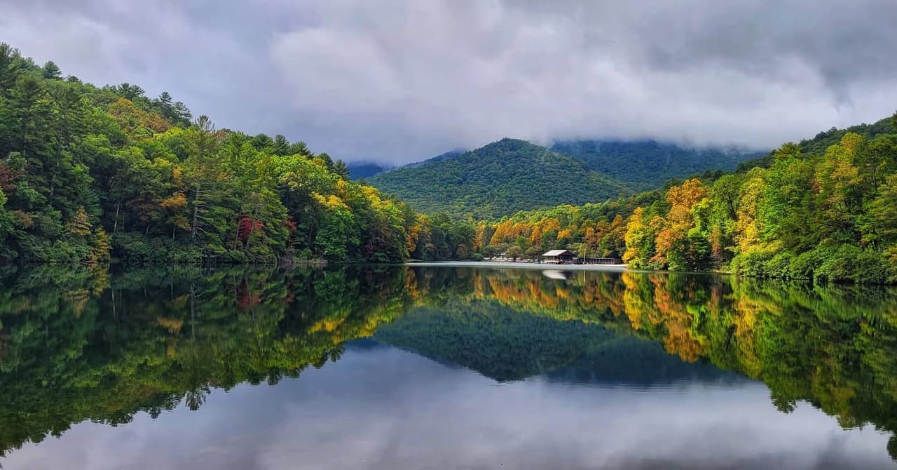 Aunque los visitantes llegan al parque durante todo el año, es particularmente popular durante el otoño, cuando las montañas Blue Ridge se transforman en una manta ondulante de hojas rojas, amarillas y doradas.