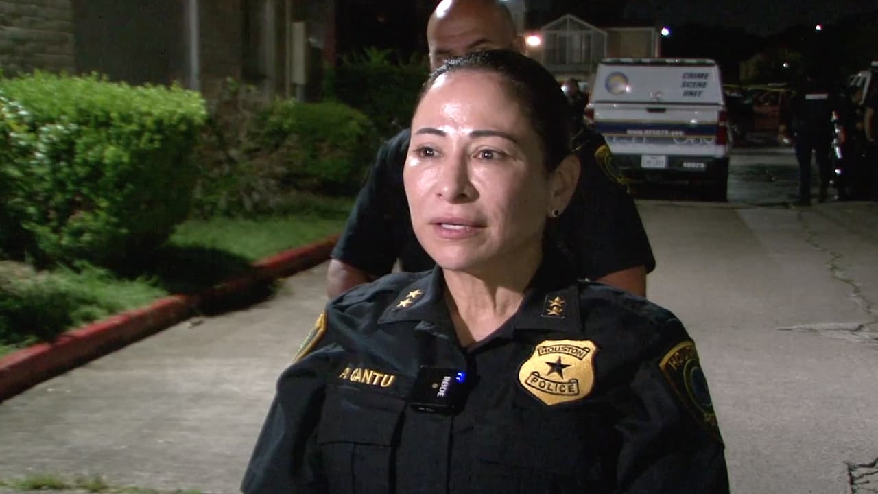 “Recibimos la llamada de la abuelita, su nieta le dijo que recibió un disparo y también su mamá, otro hombre que estaba en el apartamento. En este momento tenemos dos adultos que fallecieron en el departamento y una niña, que también falleció”, indicó Patty Cantú, asistente en jefe del departamento de policía de Houston (HPD).
