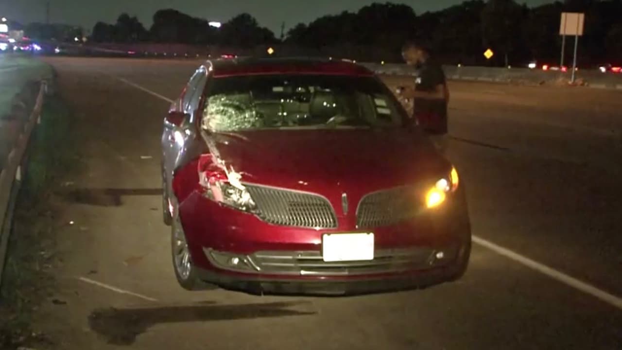Hombre muere atropellado tras detener su auto en medio de carretera al suroeste de Houston