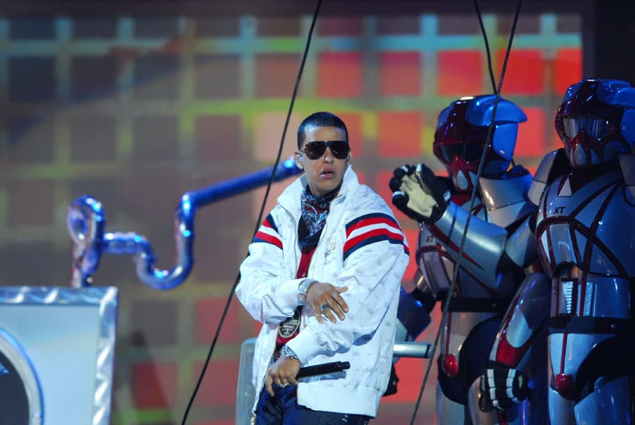 En el escenario lo acompañaron una especie de alienígenas y un cuerpo de bailarines.