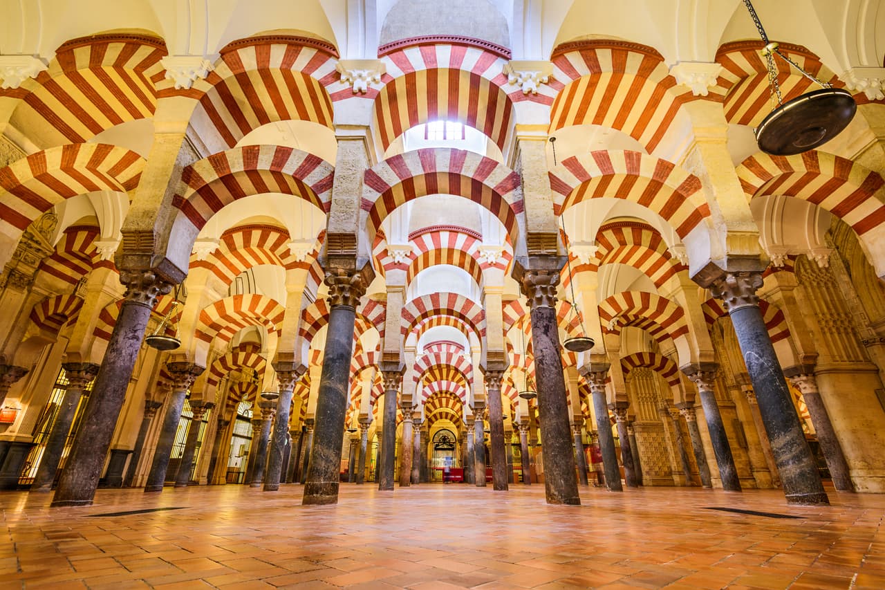 <b>Puesto 14. Mezquita y Catedral de Córdoba. España.</b>
<br>
<br>La 
<b>construcción de la Mezquita de Córdoba </b>se inicia en el año 784 y se levantó sobre lo que anteriormente había sido la Basílica de San Vicente Mártir. En el año 1238, tras la conquista castellana, se convierte en catedral cristiana.
<br>