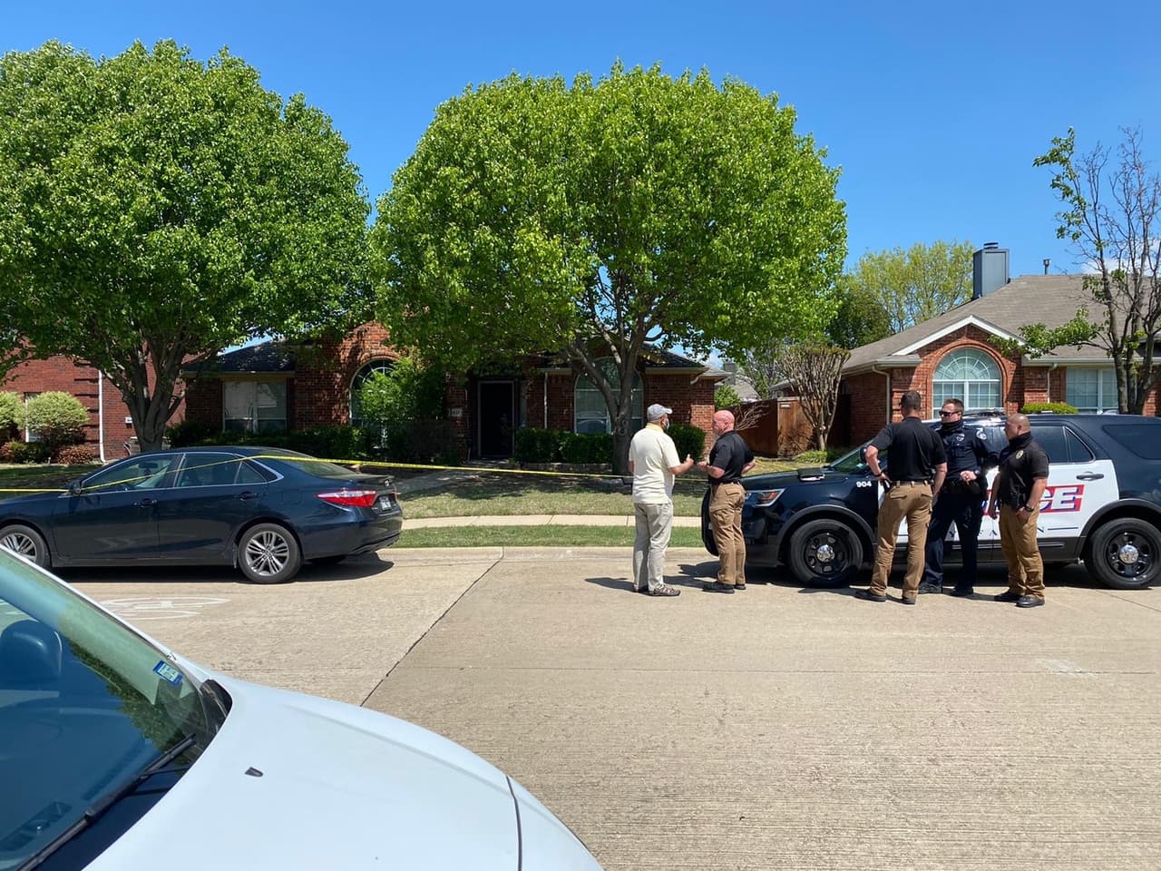 <a href="https://www.univision.com/local/dallas-kuvn/lo-que-se-sabe-del-caso-de-un-supuesto-homicidio-suicidio-que-deja-a-seis-personas-muertas-en-allen-texas-video">Por más de 15 horas la casa donde ocurrió la tragedia</a> estuvo acordonada hasta que el Médico Forense retiró los cadáveres.
<br>