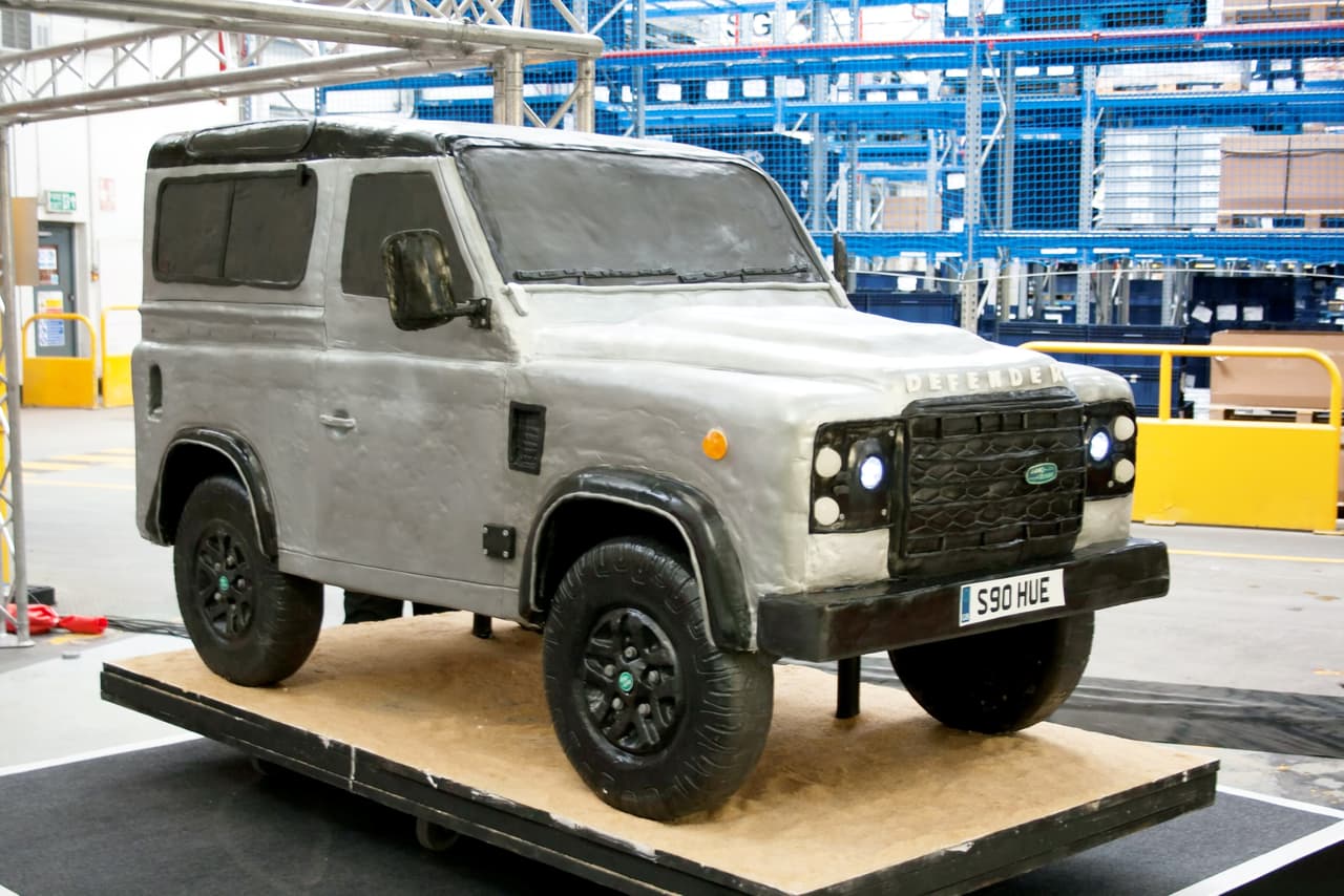 Este enorme pastel es totalmente real, una Land Rover comestible que parece deliciosa y fue creada para celebrar los 2 millones de unidades que se han producido de Land Rover Defender.