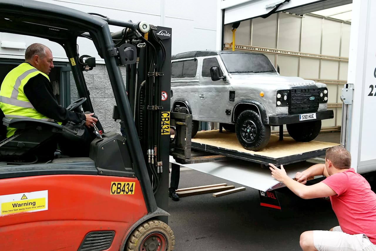 El pastel era tan pesado que al llegar a Solihull tuvieron que levantarlo con una grúa.