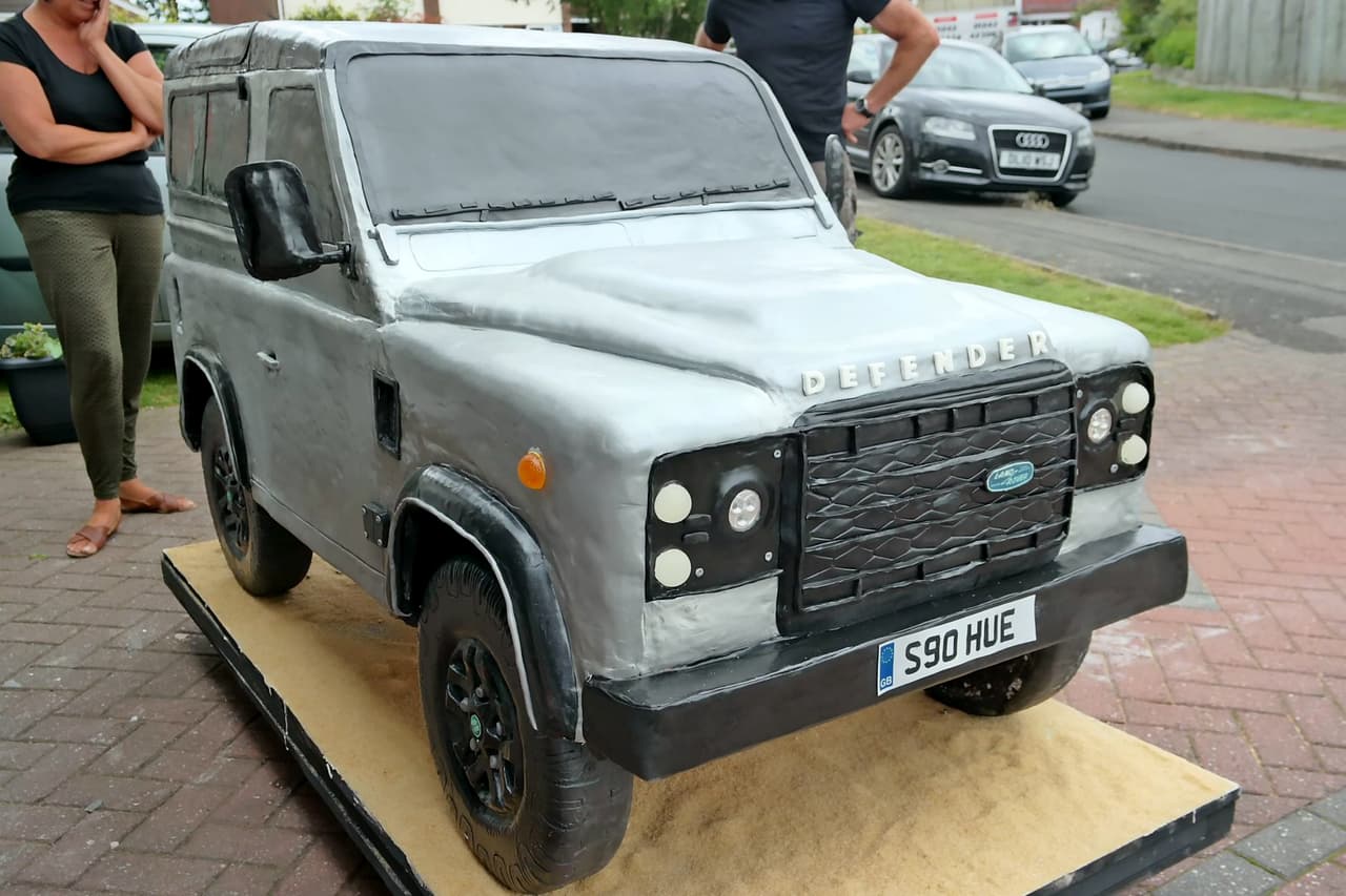Cada uno de los invitados a la celebración estaba sorprendido con el enorme pastel, los detalles y el tamaño del mismo.