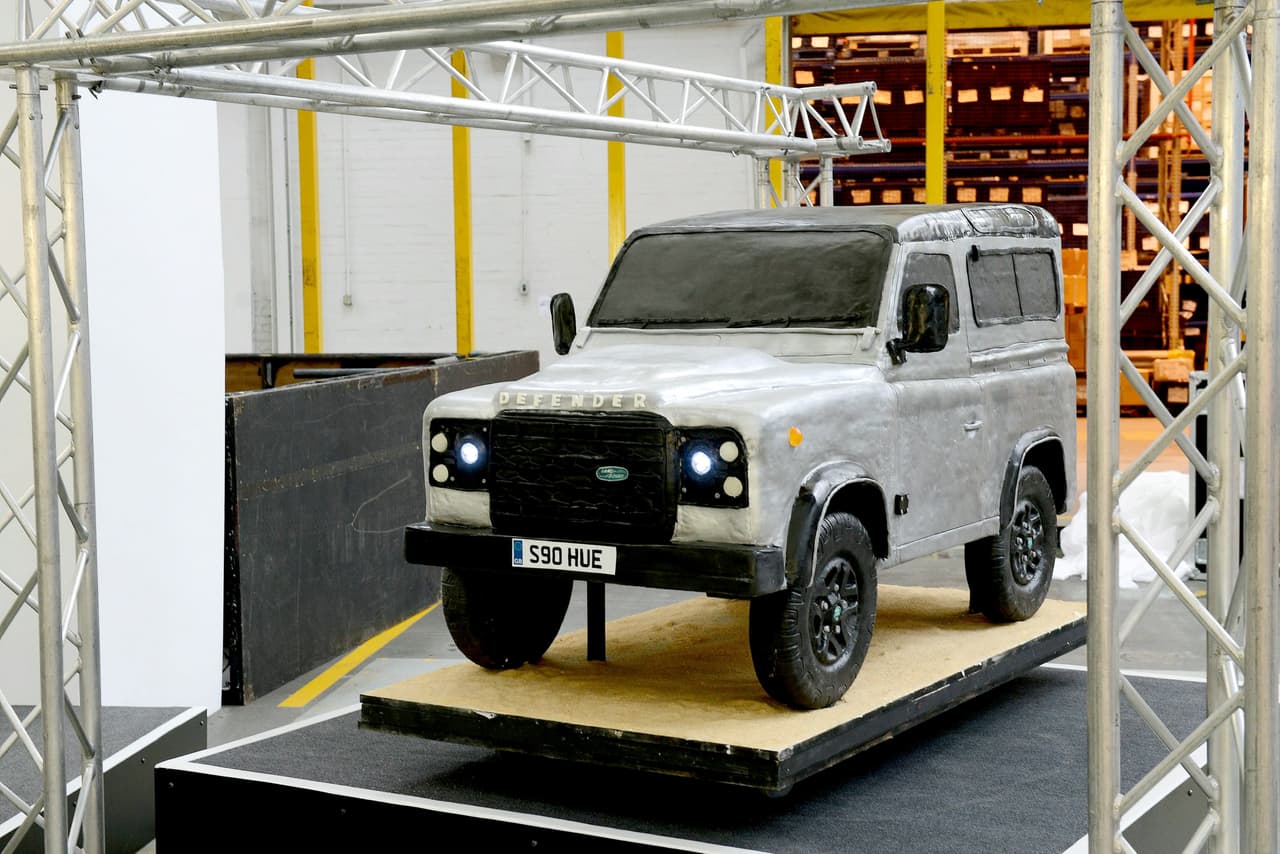 Por fin el pastel de Land Rover fue levantado y colocado en una plataforma especial.