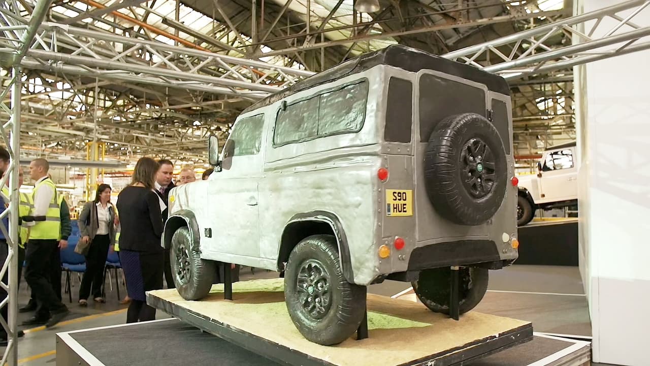 El pastel a escala es la mitad de la Land Rover real y pesa 600 kg.