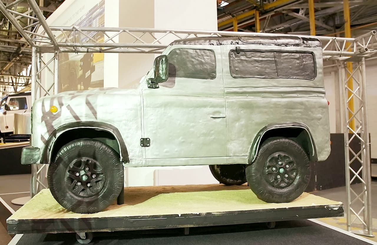 Lara tardo alrededor de 150 horas para crear este enorme pastel.