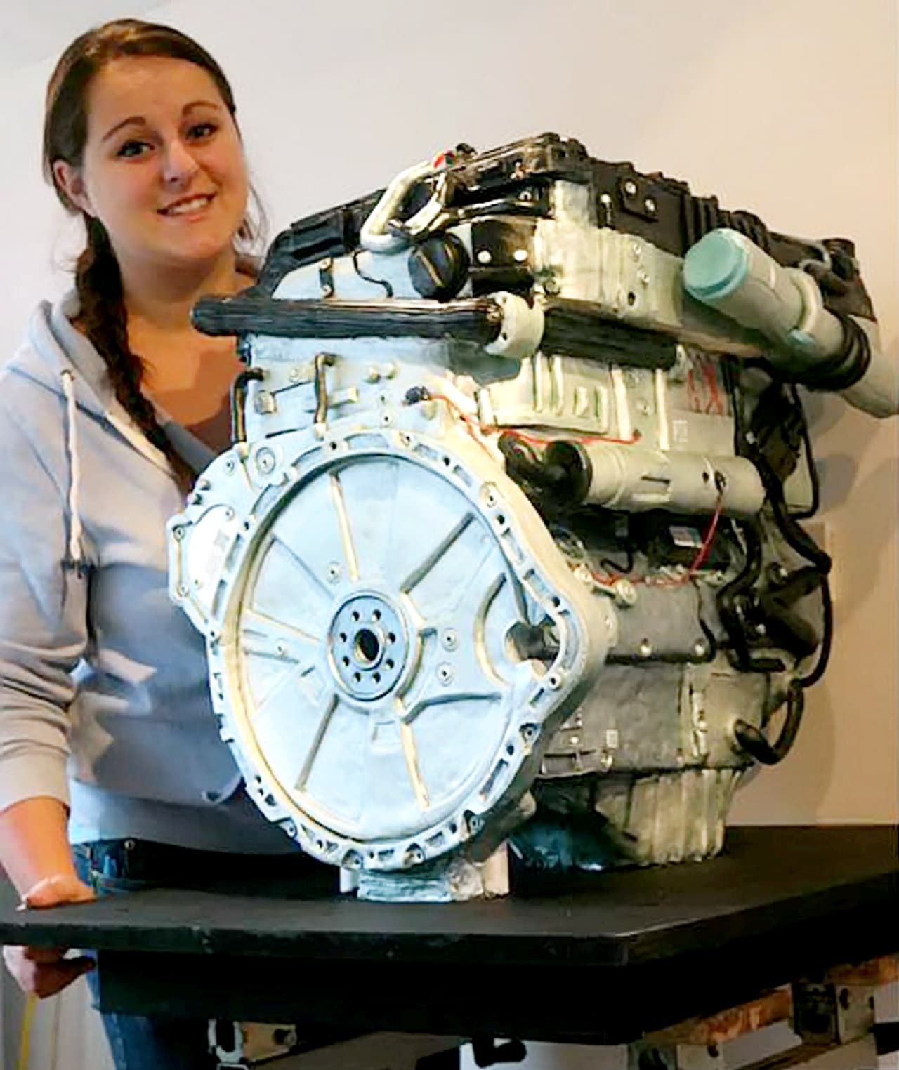 Para Lara la creación del pastel no sólo podía quedarse en el exterior de la camioneta Land Rover, sino que fue más allá y hasta realizó una réplica del motor.