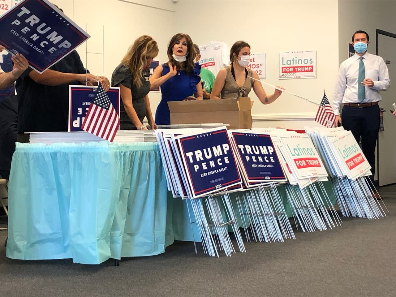 Un grupo de voluntarios esperaba la llegada de la hija del presidente con carteles que luego fueron entregados a las familias que llegaron para ser distribuídos en las calles de Phoenix.