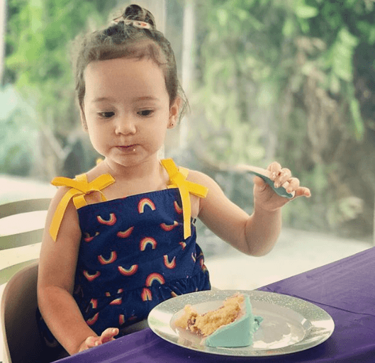Alana disfrutó mucho de su pastel, rodeada del amor de las personas que más la aman en esta vida.