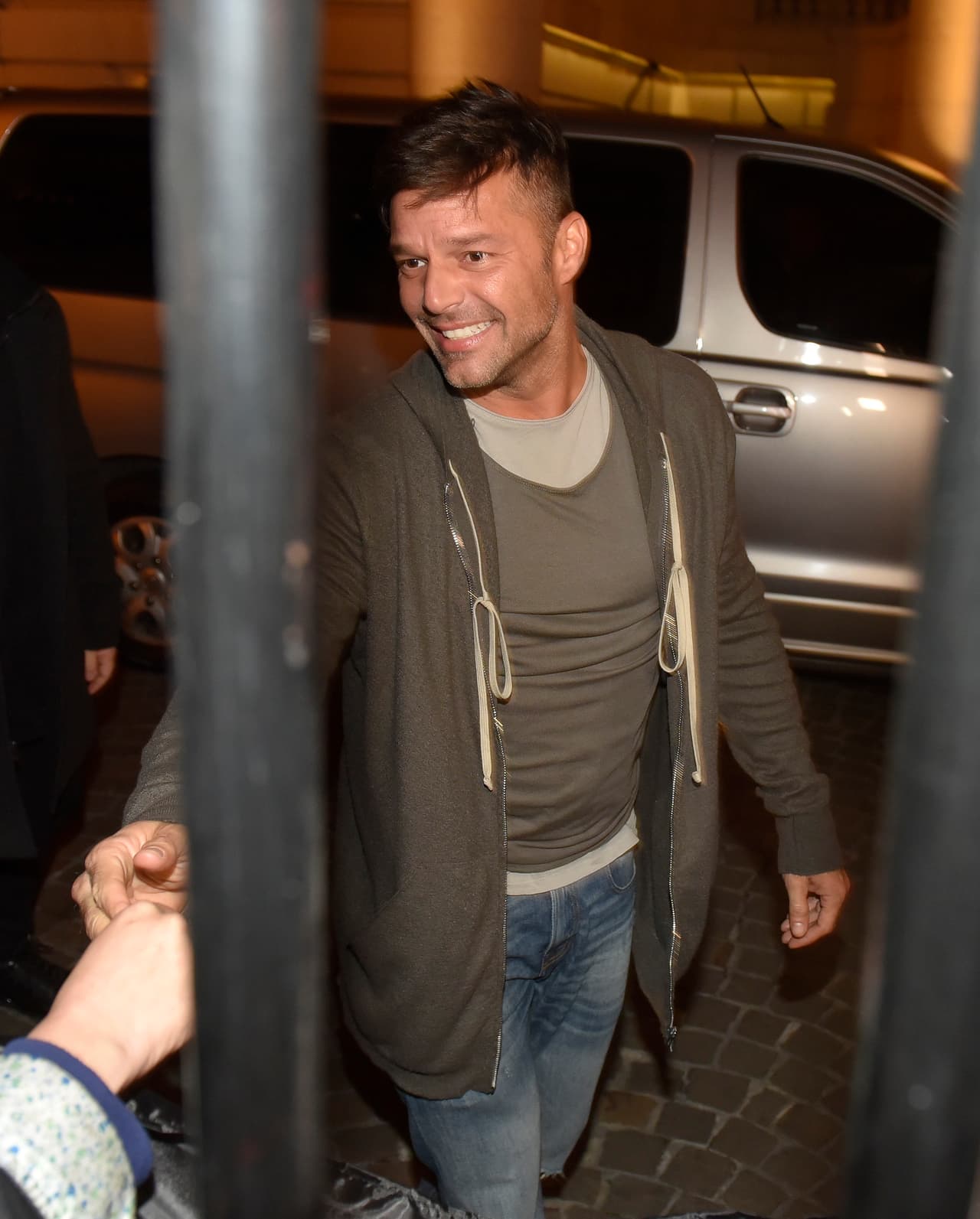 Incluso, se dio tiempo de saludar de mano a varios fans y fotógrafos alrededor.